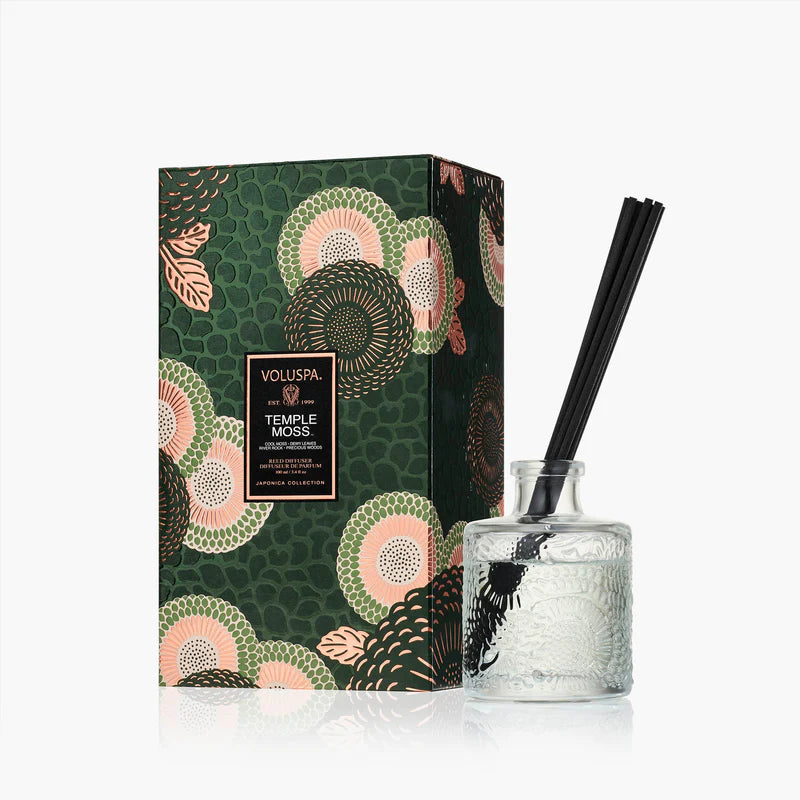 Voyuspa Temple Moss diffuser with decorative box on a white background