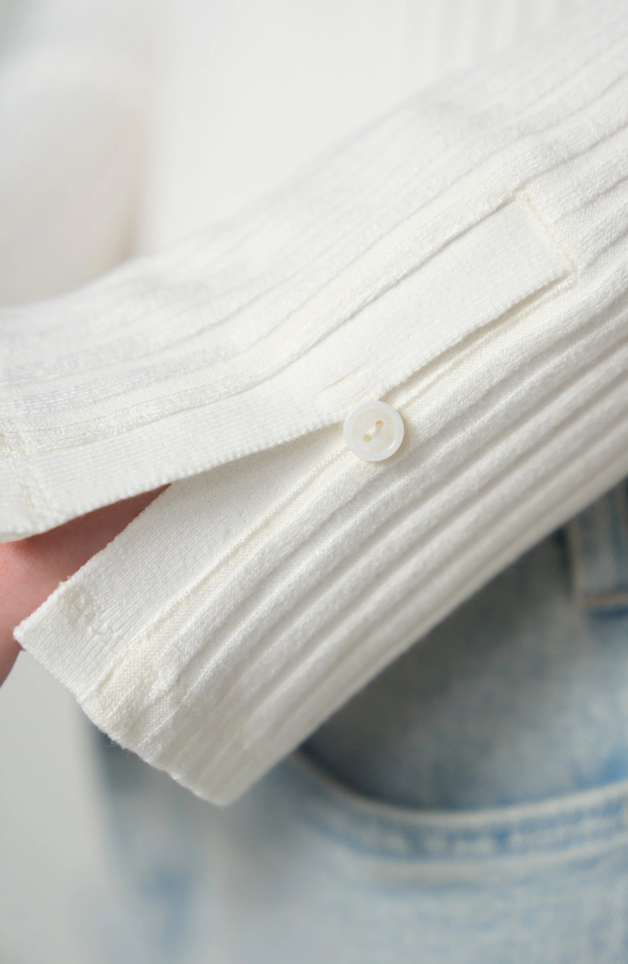 Long_Sleeve_Scoopneck_Top_Snow 2