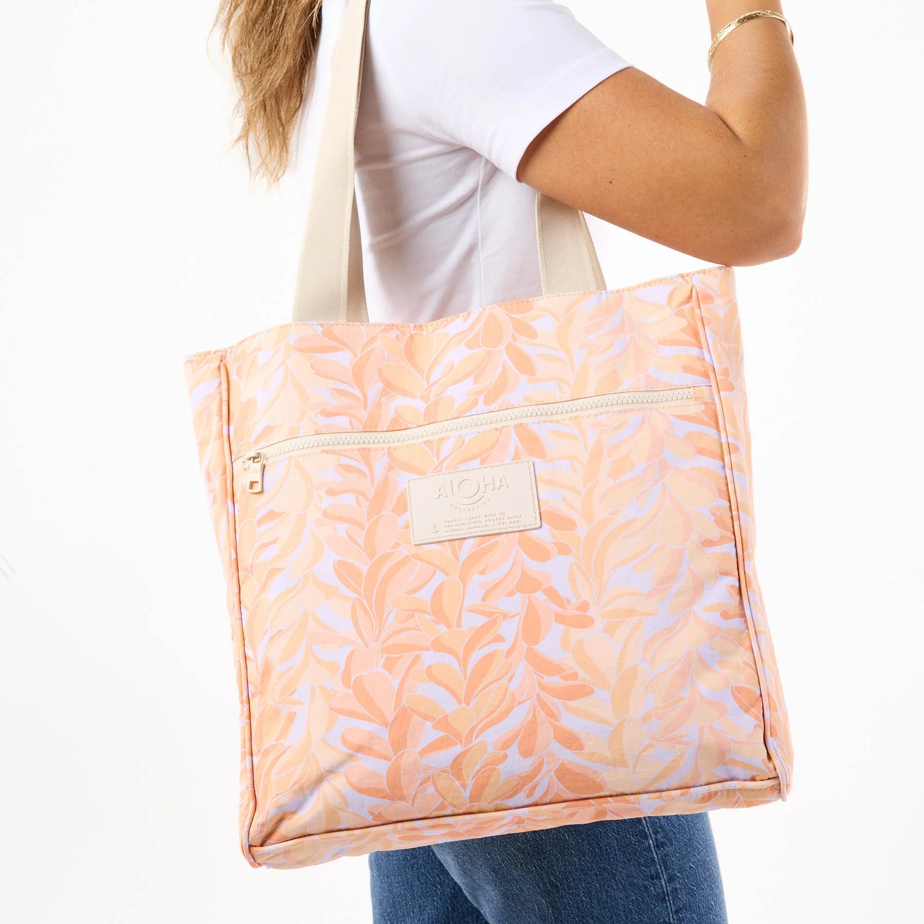 Keep it Light Daily Tote, Lei Stand