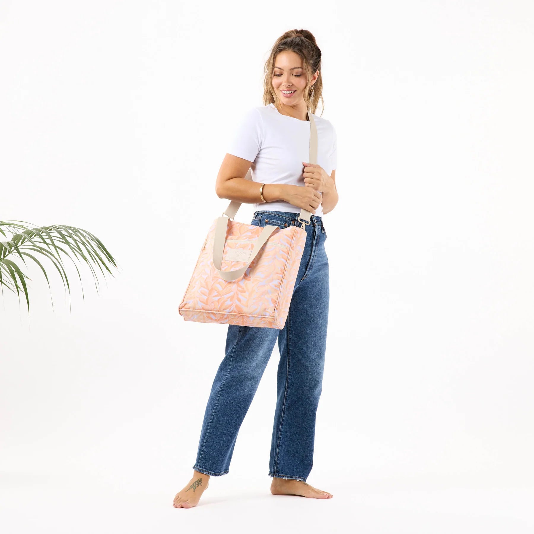 Keep it Light Daily Tote, Lei Stand